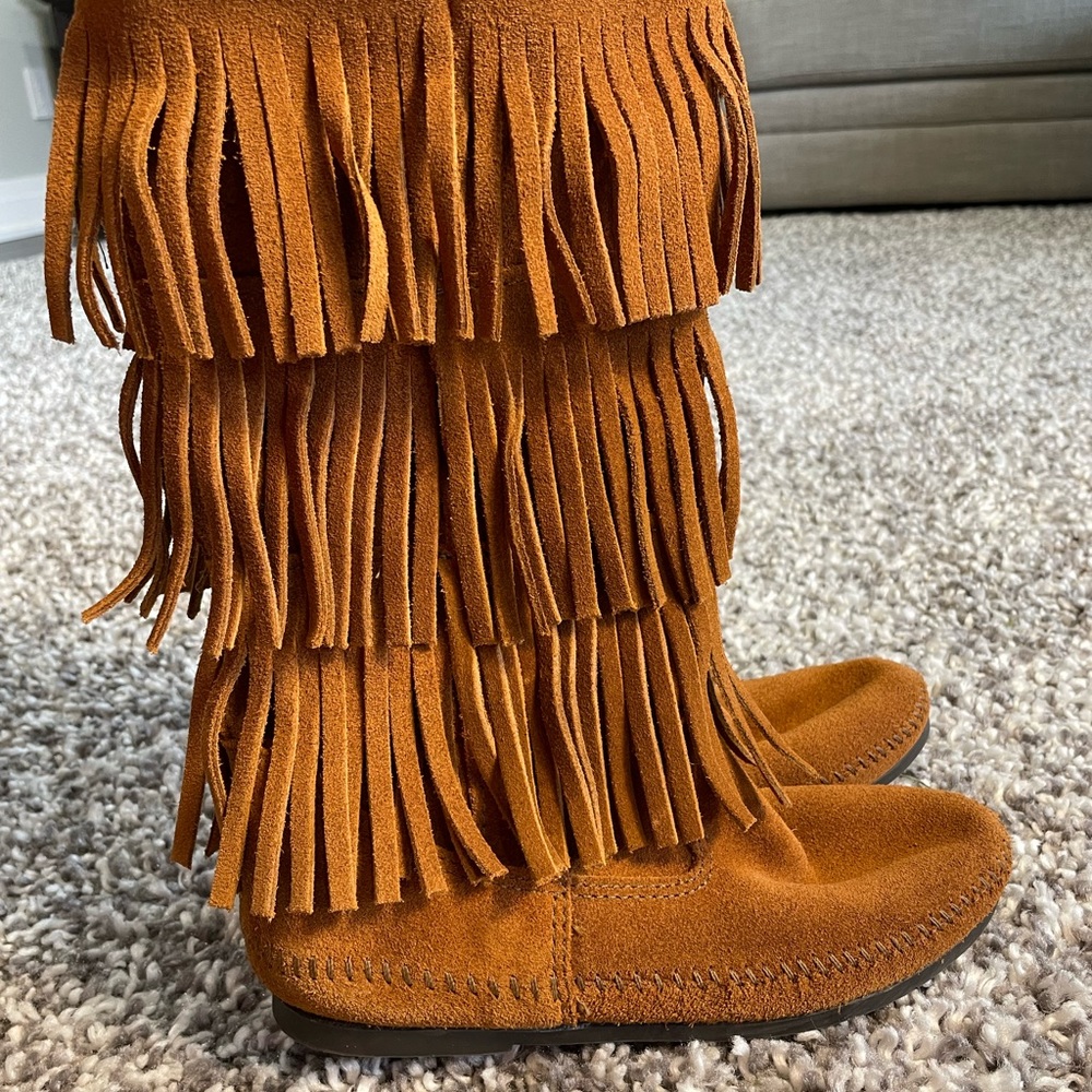 Almost NEW Minnetonka Women's 3-Layer Fringe Boot  size 7